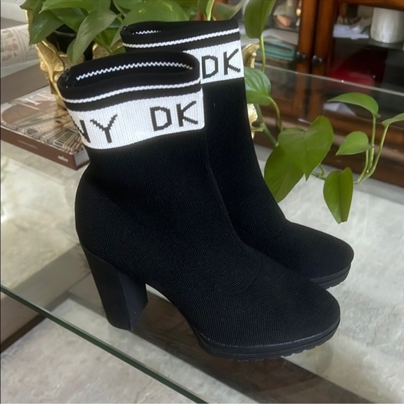 DKNY Women's Black Tessa Knitted Monogram Ship on Platform Heel Ankle Boots - Picture 4 of 13